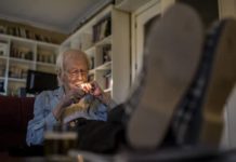 Antonio Escohotado: «No hace falta legalizar las drogas. Debe derogarse la prohibición» Antonio Escohotado durante la entrevista para el monográfico 'La revolución de la marihuana'