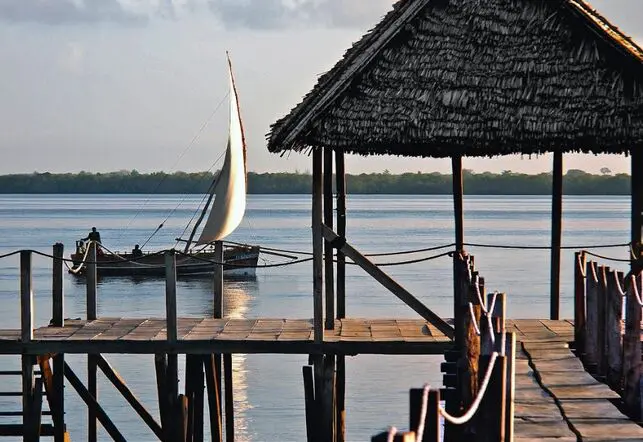 Un "dhow" (embarcaci&oacute;n tradicional) en Lamu, Kenia