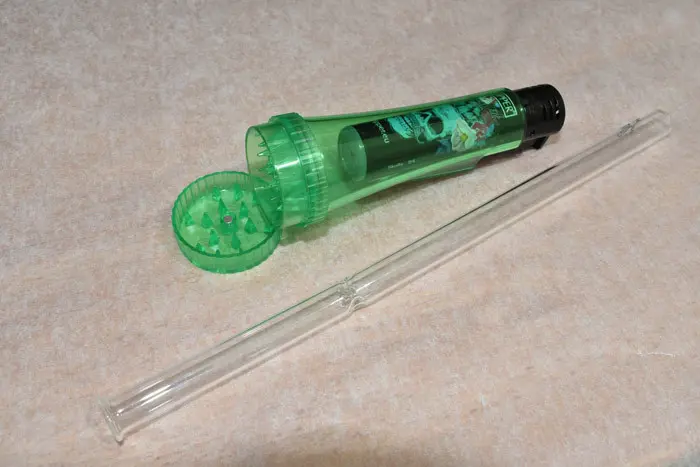 Vaporizador y grinder con mechero de llama azul