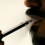 Cannabis Magazine, pioneros de la vaporización Ali Mansoor, un entusiasta del vaporizador emiratí, posa mientras fuma un cigarrillo electrónico en un café en Dubai, Emiratos Árabes Unidos, 22 de agosto de 2019. Fotografía tomada el 22 de agosto de 2019.