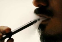 Fundación CANNA analiza una selección de e-liquids de CBD en el mercado europeo en busca de acetato de vitamina E Ali Mansoor, un entusiasta del vaporizador emiratí, posa mientras fuma un cigarrillo electrónico en un café en Dubai, Emiratos Árabes Unidos, 22 de agosto de 2019. Fotografía tomada el 22 de agosto de 2019.