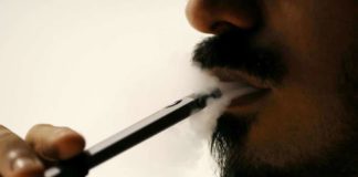 Ali Mansoor, un entusiasta del vaporizador emirat&iacute;, posa mientras fuma un cigarrillo electr&oacute;nico en un caf&eacute; en Dubai, Emiratos &Aacute;rabes Unidos, 22 de agosto de 2019. Fotograf&iacute;a tomada el 22 de agosto de 2019.