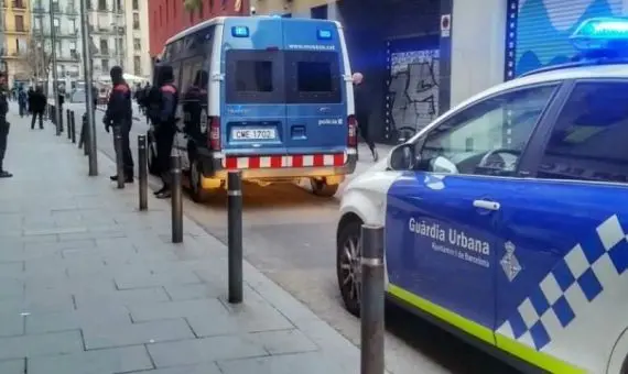 Mossos y Guardia Urbana, durante un operativo policial en Ciutat Vella contra clubs cann&aacute;bicos / ARCHIVO 