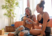 Yoga bajo los efectos del cannabis Dee Dussault (izq), creadora del ganja yoga, y Cynthia Pétrin (der), instructora en Montreal.