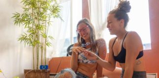 Dee Dussault (izq), creadora del ganja yoga, y Cynthia Pétrin (der), instructora en Montreal.