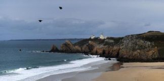 La playa Pen Hat en Camaret-sur-Mer, en el oeste de Francia, está...