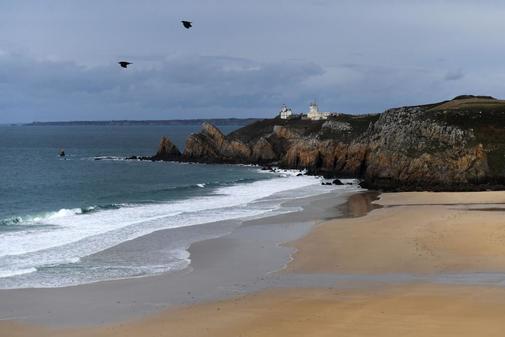La playa Pen Hat en Camaret-sur-Mer, en el oeste de Francia, está...