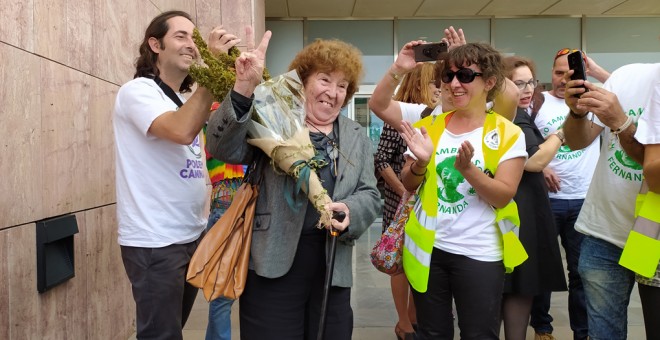La veterana activista por la regularización del cannabis Fernanda de la Figuera, a la salida del juicio en el Juzgado de lo Penal 5 de Málaga.