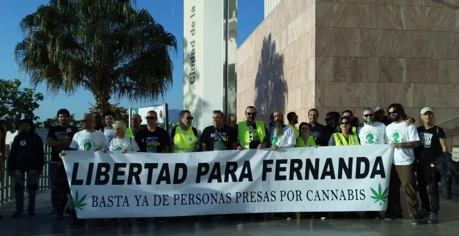 Concentraci&oacute;n de apoyo a la veterana activista por la regularizaci&oacute;n del cannabis Fernanda de la Figuera, en la Ciudad de la Justicia de M&aacute;laga.