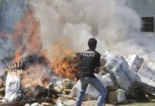 La Polic&iacute;a droga a un pueblo de Indonesia al quemar tres toneladas de marihuana