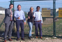 «Una solución verde para la radiactividad de Palomares mediante el cultivo de cáñamo» De izquierda a derecha, los miembros de la directiva de Flecha Verde Héctor Brotons, abogado, Indalecio Modesto, industrial, la diseñadora Encarna Solá y el doctor en Medicina Mario Land ante la valla de una de las zonas acotadas en Palomares contaminadas con plutonio.