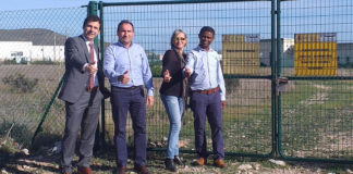 De izquierda a derecha, los miembros de la directiva de Flecha Verde Héctor Brotons, abogado, Indalecio Modesto, industrial, la diseñadora Encarna Solá y el doctor en Medicina Mario Land ante la valla de una de las zonas acotadas en Palomares contaminadas con plutonio.