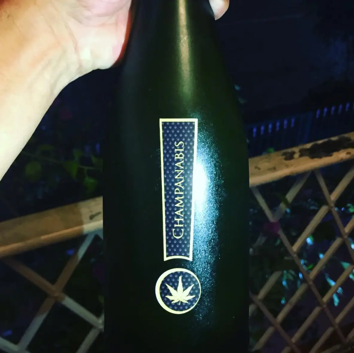 Una botella de "champanabis", una de las bebidas de moda en el Este esta época.