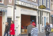 Amsterdam planea prohibir la venta de cannabis a extranjeros Coffee shop en Holanda