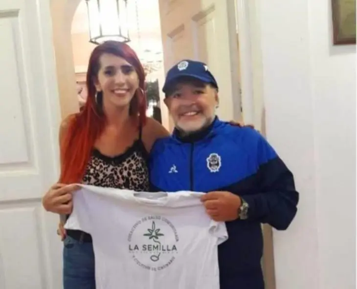  M&oacute;nica Castillo, de la organizaci&oacute;n "La Semilla", junto a Diego Armando Maradona. 