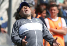 VIDEO: Maradona recibe una ‘misteriosa sustancia’ en pleno partido de su equipo y se desata la polémica VIDEO: Maradona recibe una ‘misteriosa sustancia’ en pleno partido de su equipo y se desata la polémica