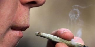 Un juez anula una multa por consumo de drogas impuesta por la Ley Mordaza en un pueblo de Murcia.