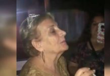 Una abuela festejó sus 80 años fumando cannabis con sus nietos Captura del video.