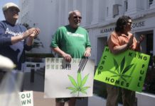 Fotograf&iacute;a de archivo del 22 de abril de 2015 de residentes de Alabama parados afuera del parlamento estatal para defender la legalizaci&oacute;n de la marihuana m&eacute;dica en Montgomery, Alabama.