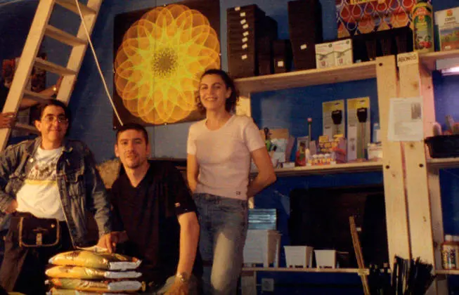 Abellán, con camiseta negra, en el primer 'grow shop' de España, en 1999.