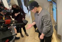 Un participante en el proyecto explica ante los medios el uso de MySafe