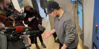 Un participante en el proyecto explica ante los medios el uso de MySafe
