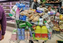 Aumenta un 78% la venta de cerveza durante la primera semana del estado de alarma Un cliente realiza la compra en un supermercado un día marcado por colas de gente deseosas de hacer acopio de alimentos y otros productos debido al avance del coronavirus en España. Europa Press/Jesús Hellín