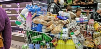 Un cliente realiza la compra en un supermercado un día marcado por colas de gente deseosas de hacer acopio de alimentos y otros productos debido al avance del coronavirus en España. Europa Press/Jesús Hellín