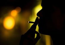 “Di no a la marihuana” El nuevo jefe de la DEA aviva el debate sobre el cannabis en EE.UU. Una mujer fuma un porro de marihuana, en una imagen de archivo.
