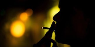 Una mujer fuma un porro de marihuana, en una imagen de archivo.