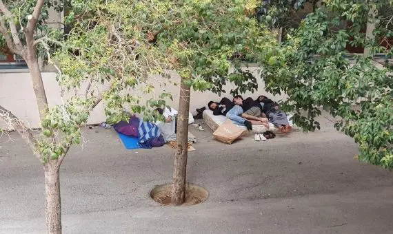 Grupos marginales y toxic&oacute;manos durmiendo en las calles del Bes&ograve;s / T.C