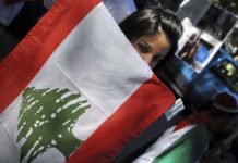 Mujer con bandera libanesaFuente: Visible Hands