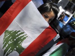 Mujer con bandera libanesaFuente: Visible Hands
