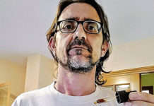 «He tenido que comprar en el mercado ilícito 50 gramos de cannabis para el dolor» Javier Miravete, con sus gotas de resina de planta.