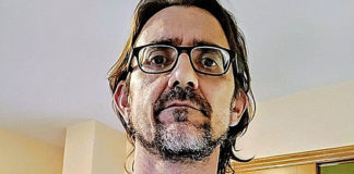 Javier Miravete, con sus gotas de resina de planta.