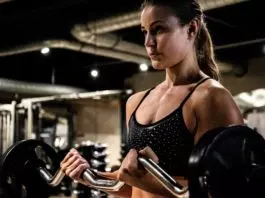 mujer haciendo fitness