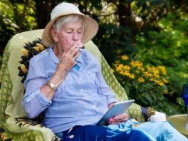Anciana fumando cannabis