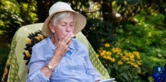 Anciana fumando cannabis