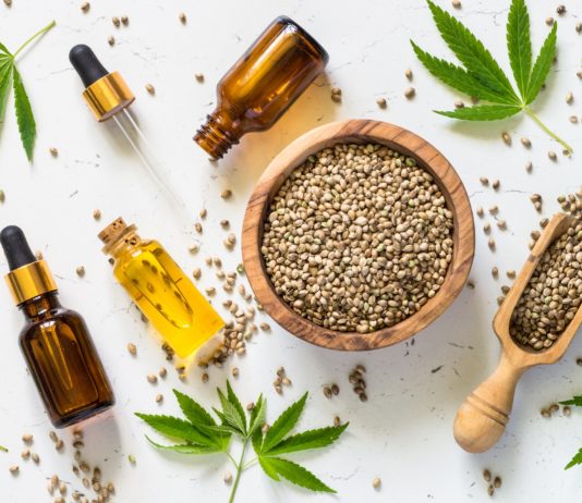 Cannabis para pasar el invierno Cannabis oil and cannabis seeds at white