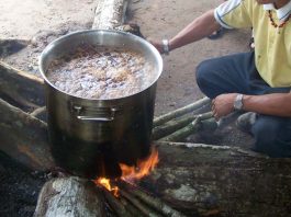 Preparando ayahuasca
