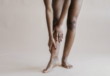 El cannabis tópico puede ser útil en el tratamiento de úlceras venosas en las piernas Woman with a sore leg