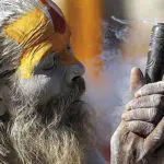 La Comisión India para el Cannabis: Los efectos físicos del cannabis Asceta consumiendo en un chillum