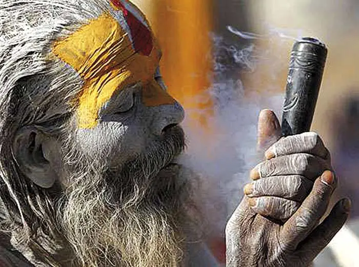 Asceta consumiendo en un chillum