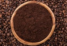 ¿Deberías volcar tus posos de café en tus plantas de cannabis? Coffee Beans And Wooden Bowl Full Of Ground Coffee
