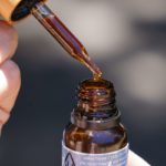 ¿Qué nos dicen los estudios médicos más importantes realizados sobre el CBD hasta el momento? person holding brown glass bottle