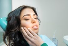 Cannabis medicinal para el trastorno de la articulación temporomandibular Young woman having toothache