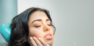 Cannabis medicinal para el trastorno de la articulación temporomandibular Young woman having toothache
