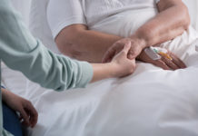El cannabis puede ser útil en los cuidados paliativos Cancer woman having support