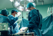 El CBD puede reducir el dolor después de la cirugía según un estudio controlado con placebo Team of Surgeons Operating.