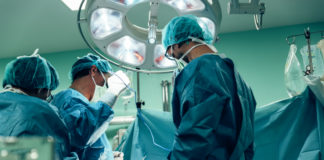 El CBD puede reducir el dolor después de la cirugía según un estudio controlado con placebo Team of Surgeons Operating.